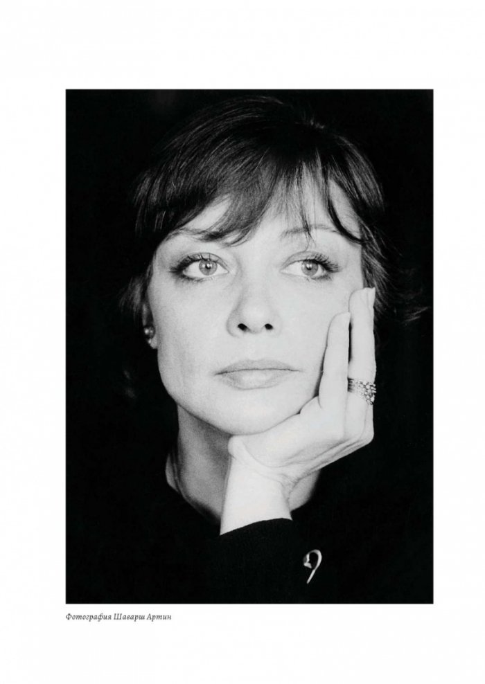 Тя, Цветана Манева